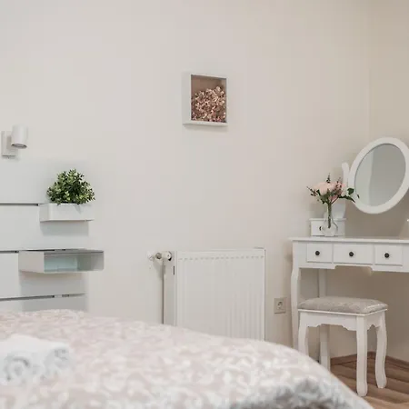Comfy & Homy Vibe In The Heart Of Appartamento Budapest